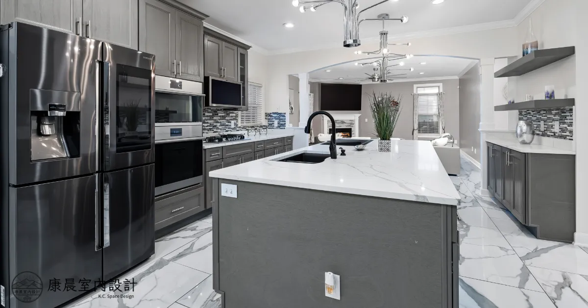 廚房：拉籃、旋轉櫃、鋁抽