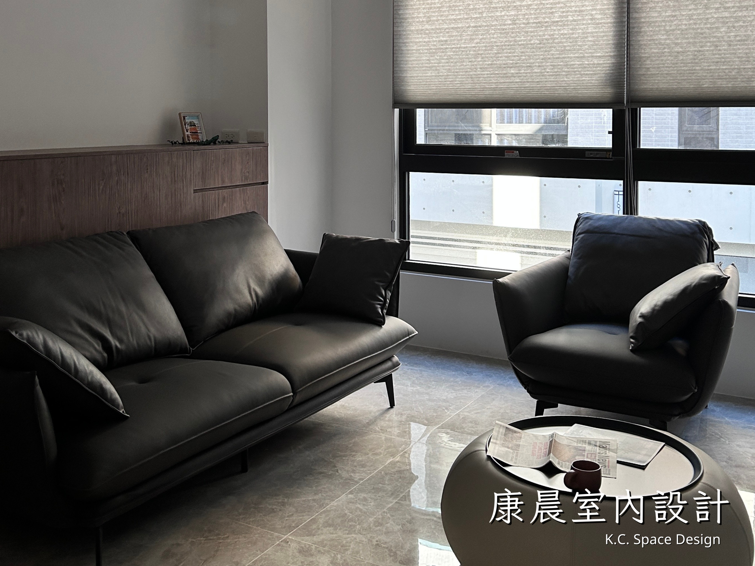 沉浸在咖啡色調客廳，簡約而溫馨，自然光線營造出質感優雅的寧靜氛圍。